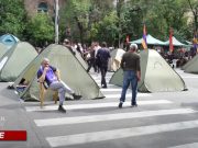 LIVE/ Протестующие установили палатки на перекрёстке, ведущем к зданию парламента