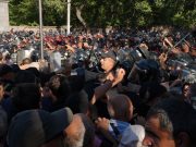 Обстановка у НС накалилась: полиция применяет силу против граждан