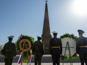 Российские дипломаты возложили цветы к памятнику «Героям Ошакана»