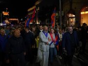 Граждане во главе с Багратом Србазаном направляются к зданию ОТА с требованием предоставить им прямой эфир