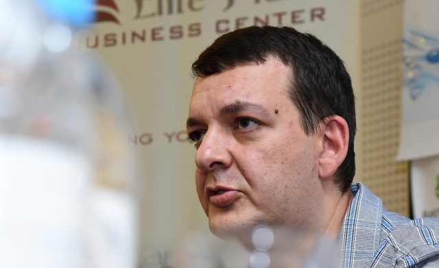 Media expert Tigran Kocharyan gives a press conference in Zarkerak press club