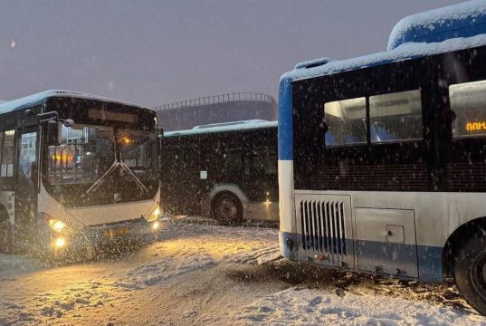 Транспортный коллапс в Ереване: у «реформированных» автобусов нет зимних шин (видео)