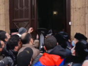 «Не принимайте участия в шествии Пашиняна»: акция в здании районной администрации Еревана (видео)