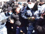 Полиция начала жесткие задержания собравшихся у 3-ий корпус здания правительства граждан (видео)