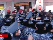 Полиция пытается задержать граждан, заблокировавших служебный вход Баграмяна 26 (видео)