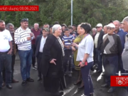 Сторонница Пашиняна пригрозила журналисту воткнуть ей в живот вилку для сена (видео)