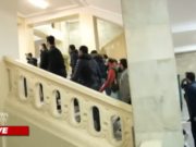 Акция в ЕГУ: студентов и преподавателей призвали присоединиться к требованию отставки Пашиняна (видео)