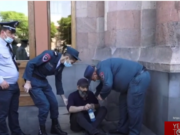Отец погибшего добровольца начал сидячую акцию у правительства