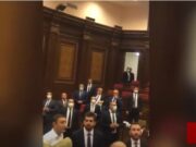 Пашинян спровоцировал потасовку, а затем спрятался за спинами телохранителей