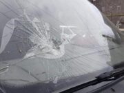 Азербайджанцы разбили окна автомобиля, в котором перевозили тела погибших