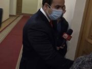 Депутат -«бутылкодержатель» в парламенте ведет себя с журналистом как уличный хулиган (видео)