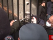 Полицейские с помощью “болгарки” отпилили наручники участников акции протеста у здания правительства