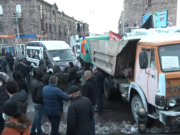 Водители посредством грузовиков перекрыли проспект Баграмяна (прямое включение)