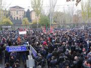 «Никол — предатель»: митинг у здания парламента продолжается (фото)