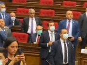 “Грапарак”: а Никол Пашинян с невозмутимым видом наблюдал