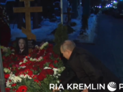 Владимир Путин возложил цветы к могиле Василия Ланового