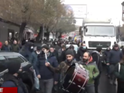 Граждане направляются шествием к зданию парламента, где намечен митинг (прямое включение)