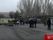 С проспекта Баграмяна убирают палатки