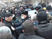 У здания СК Армении произошла потасовка между гражданами и полицией (видео)