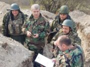 Директор СНБ Карабаха Камо Агаджанян вручает Норайру Мирзояну погоны генерал-майора прямо на боевой позиции (фото)