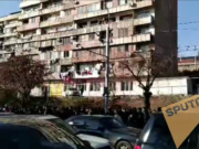 «Никол — предатель»: люди с балконов бросили пару овощей в сторону шествия власти (видео)