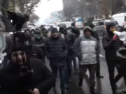 Граждане направляются к площади республики, где в 16:00 стартует общенациональный митинг
